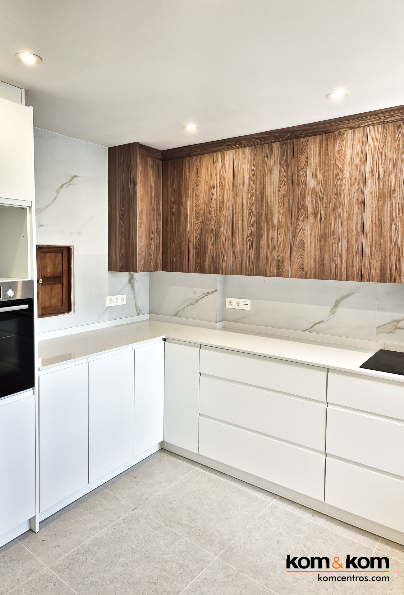 cocina moderna blanca y madera nogal sin tiradores 